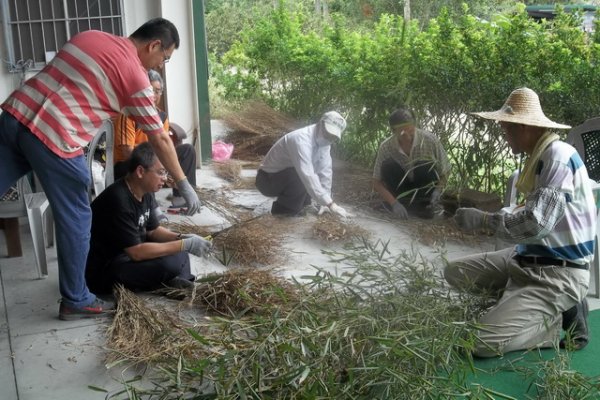 Holy Mountain - Making Bamboo Broom