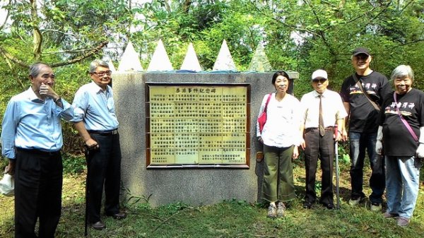 White Terror Political Victims and Family Members of Dr. Liāu Bûn-gī(廖文毅) Visit Holy Mountain
