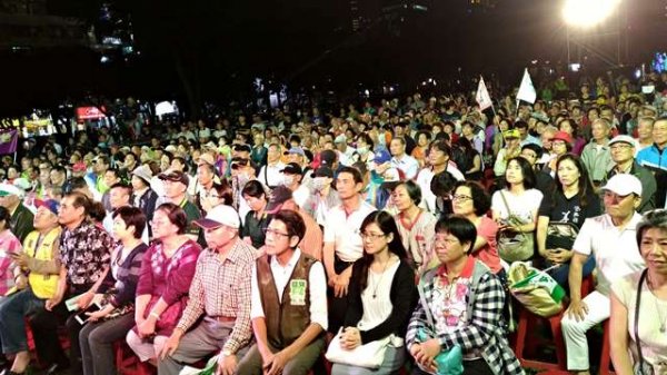 Political and Economical Views from Formosa TV - Outdoor Live at Taichung Civic Square