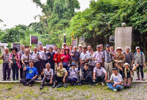 One Country on Each Side, Barrel-Hooping(Binding) Love Association from Kaohsiung Visit Holy Mountain