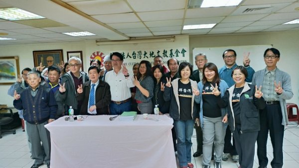 Prof. You Ying-lung (游盈隆) run for DPP chair and tolk with party members at Tati, Taichung