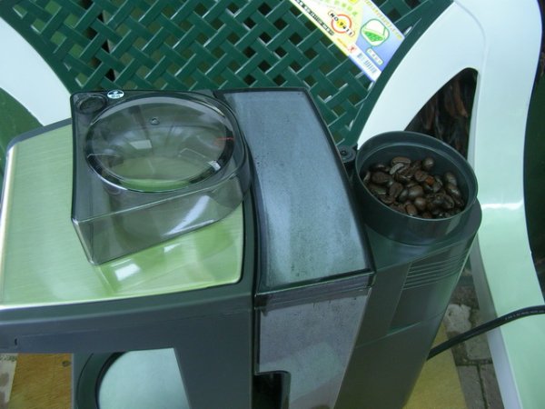 放入咖啡豆準備研磨