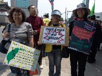 0326peace_008.JPG (125384 bytes)