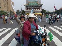 0326peace_031.JPG (126371 bytes)