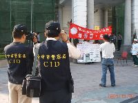 lawbreaker_006.JPG (110640 bytes)