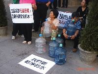 hu's_011.JPG (121645 bytes)