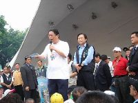 0826rally_143.JPG (98149 bytes)